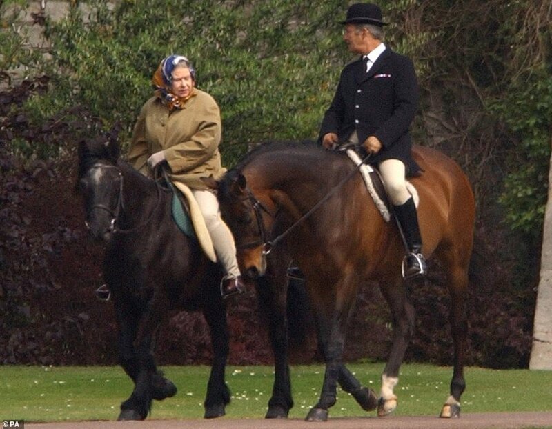 77-летняя королева с конюхом Терри Пендри на территории Виндзорского замка, 2003 год