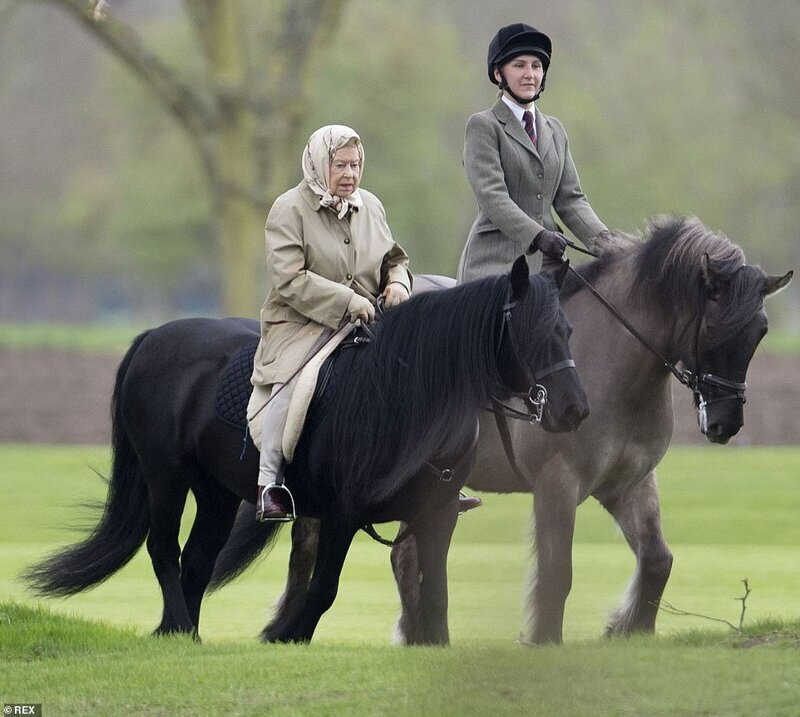 Елизавета II на конной прогулке у Виндзорского замка, 2017 год