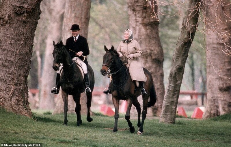 Королева со своим мужем принцем Филиппом в Виндзорском большом парке, 1991 год