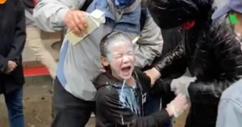 Видео: среди протестующих в Сиэтле оказался ребенок