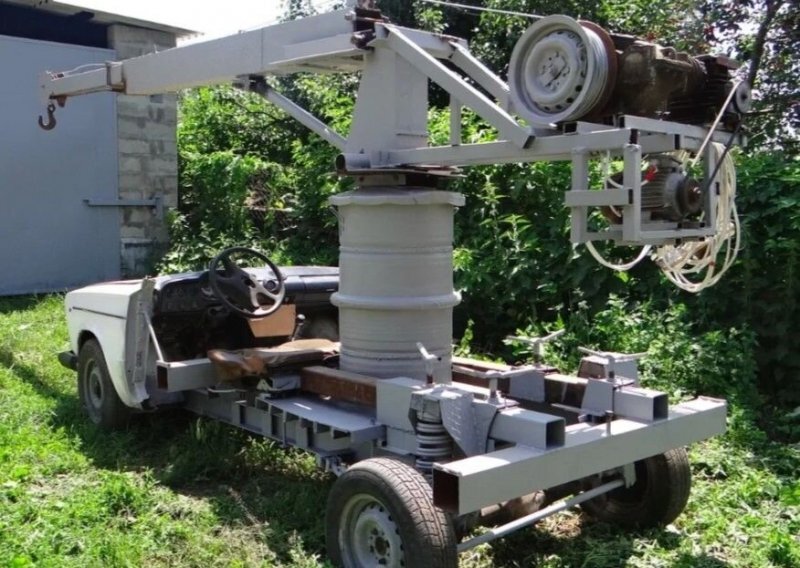 Местный житель построил из ВАЗ-2106 подъемный кран для работы на своем дачном участке.