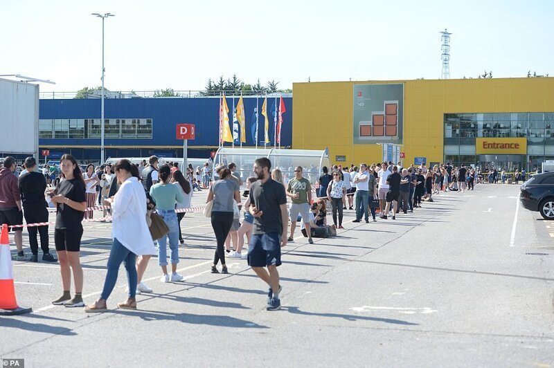 Эссекс: покупатели в очереди в магазин Ikea в ТЦ LakeSide, район Туррок