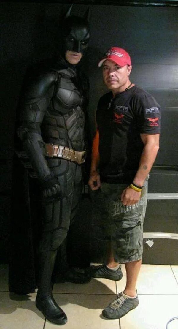 Кристиан Бэйл и Хусто Диегес(основатель вида боевых искусств Keysi, на основе которого построена боевая система Бэтмена) на съёмках «Тёмного рыцаря», 2007 год