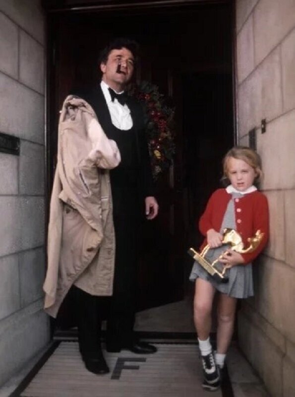 Питер Фальк с дочерью Кэтрин на съёмочной площадке сериала «Коломбо», 1975 год