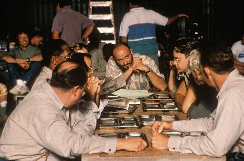 Фрэнк Дарабонт режиссирует съемку сцены в столовой «Побег из Шоушенка», 1993 год
