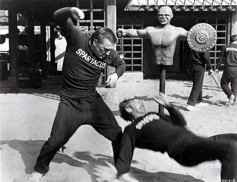 Кирк Дуглас отрабатывает свои навыки борьбы на съёмках «Спартака», 1960 год