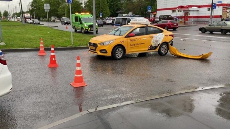 Авария дня. Мотоциклист погиб в ДТП с такси в Москве