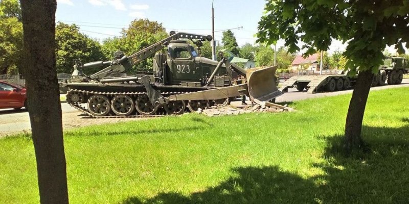 В Беларуси военные уронили с трала бульдозер
