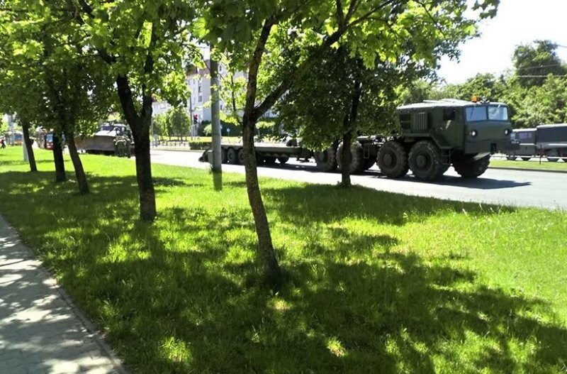 В Беларуси военные уронили с трала бульдозер