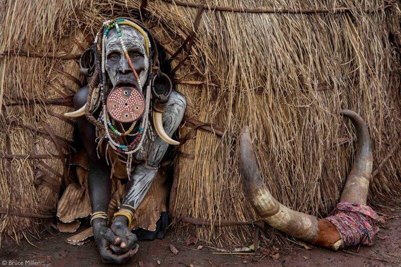 Местные жители долины Омо, Эфиопия. (Фото Bruce Miller):