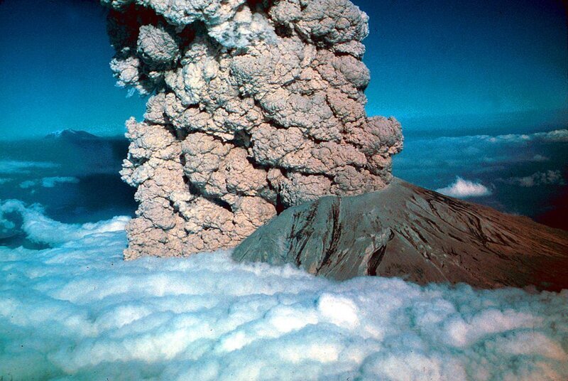 Извержение вулкана Сент-Хеленс на северо-западе США весной 1980 года.