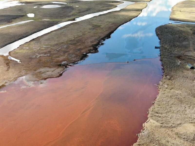 Багровые реки: в Норильске разлилось 20 тысяч тонн дизтоплива - введен режим ЧС