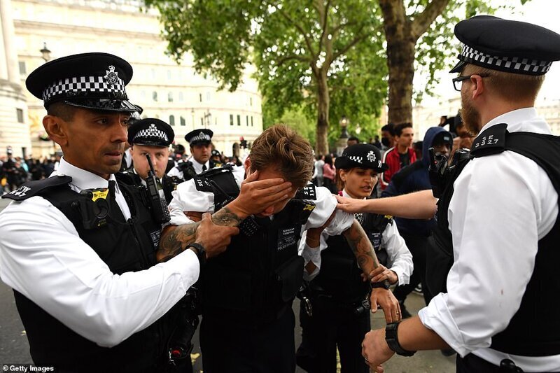 В знак протеста против полицейского насилия в Америке англичане побили британских бобби