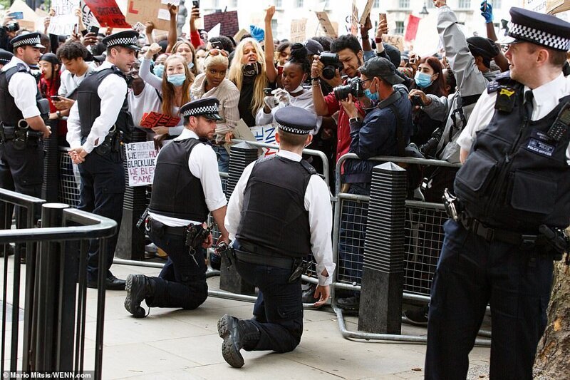 В знак протеста против полицейского насилия в Америке англичане побили британских бобби