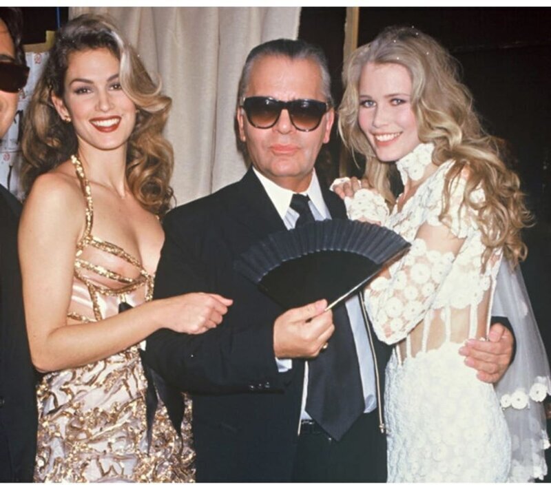 Синди Кроуфорд и Клаудия Шиффер с Карлом Лагерфельдом. Бэкстейдж показа Chanel, 1993 год