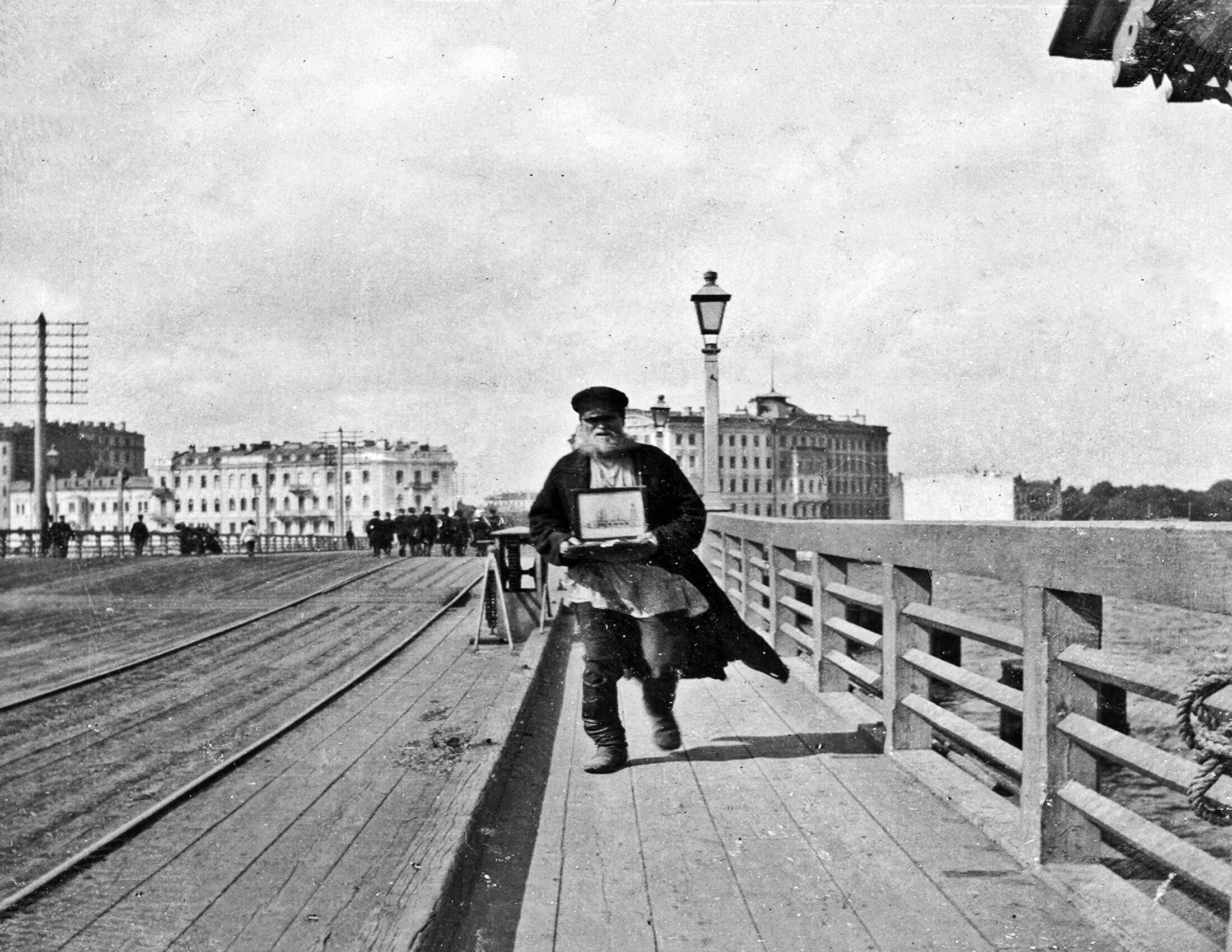 Люди на улицах Петербурга в начале ХХ века