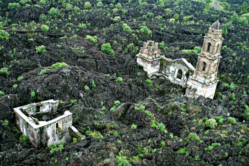 11. Церковь в Парикутине, Мичоакан, Мексике, которая оказалась похоронена под лавой вулкана