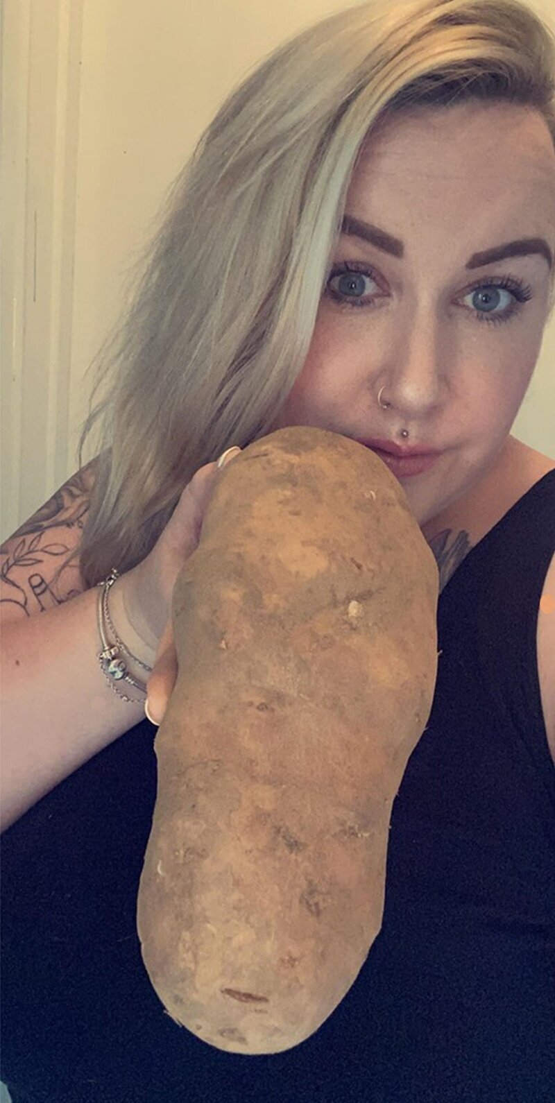 Женщина купила картофель, который оказался больше её собственной головы