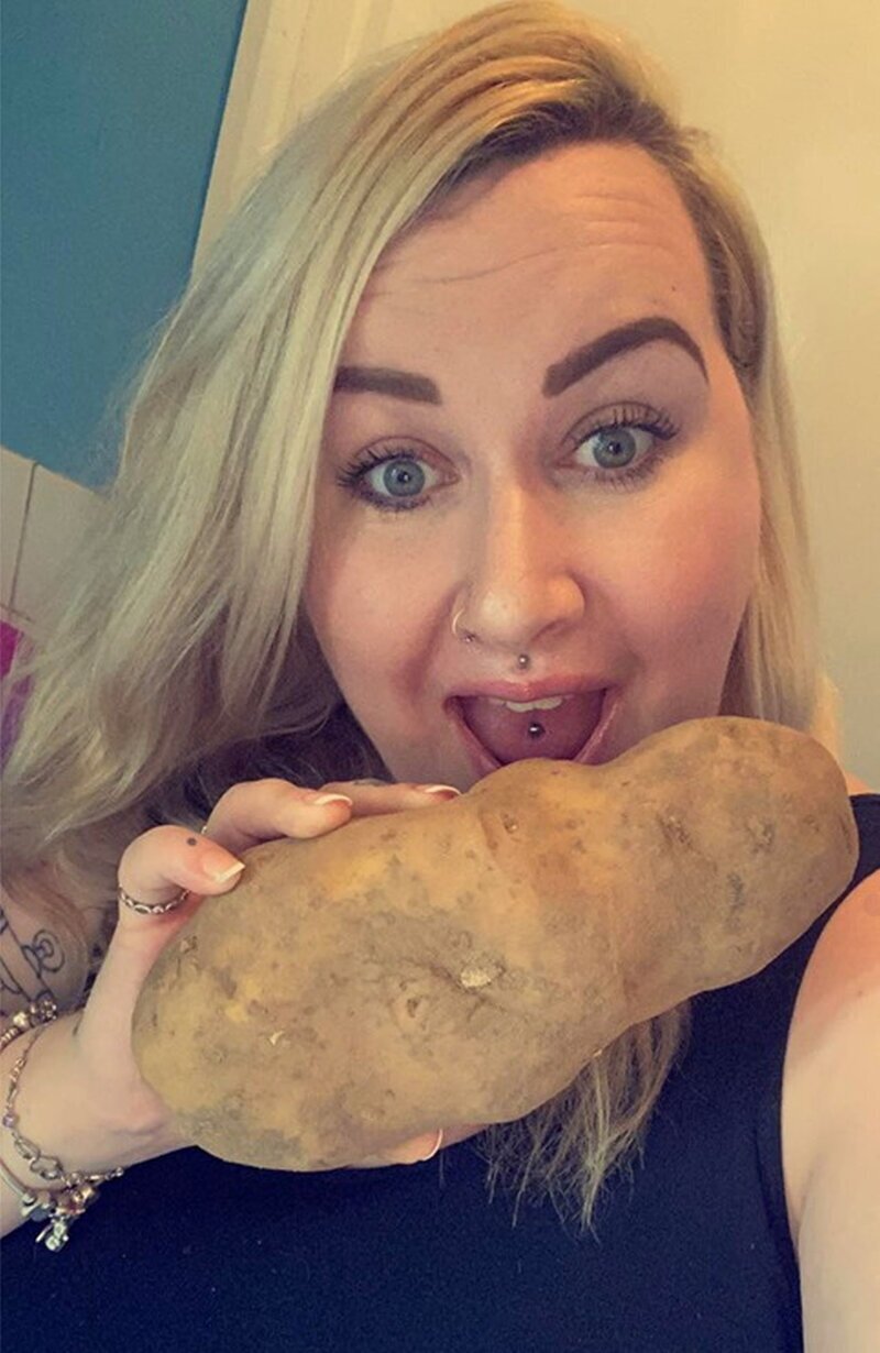 Женщина купила картофель, который оказался больше её собственной головы