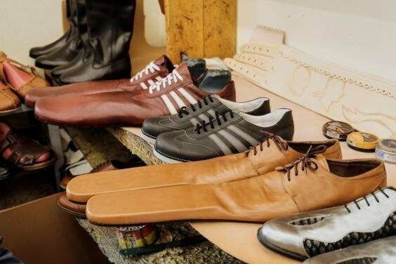 Григоре создал обувь, в которой люди не могут близко подойти друг к другу
