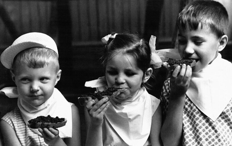 Трое детей наслаждаются бутербродами с икрой в детском саду. Июль. Москва,1965. 