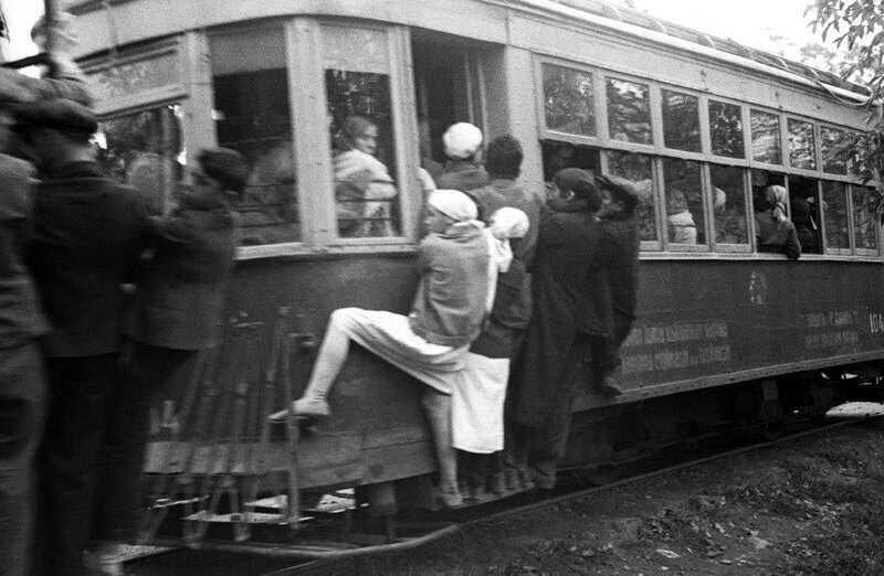 Поездка в трамвае в СССР, 1929 год. Спортсменка-комсомолка