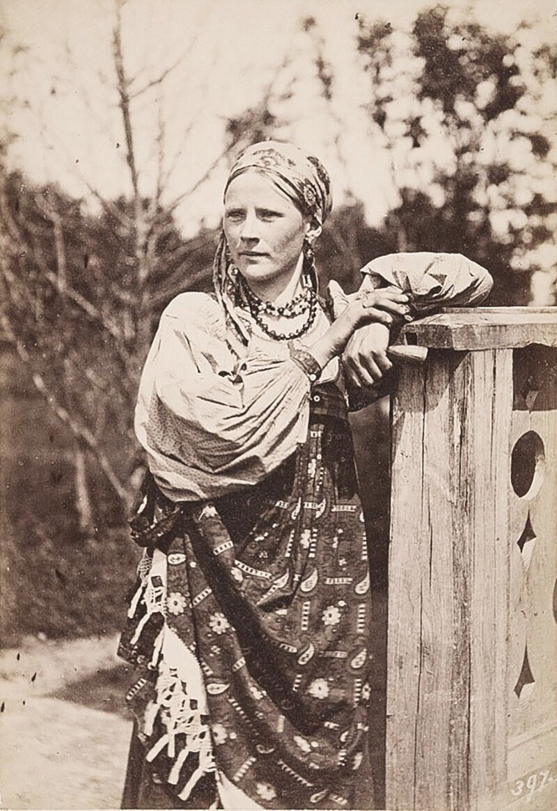 Женщина-крестьянка в нарядном костюме