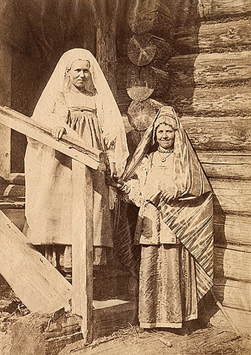 Девочка и замужняя женщина в праздничных нарядах