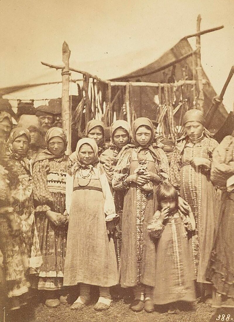 Группа девочек в традиционных крестьянских костюмах