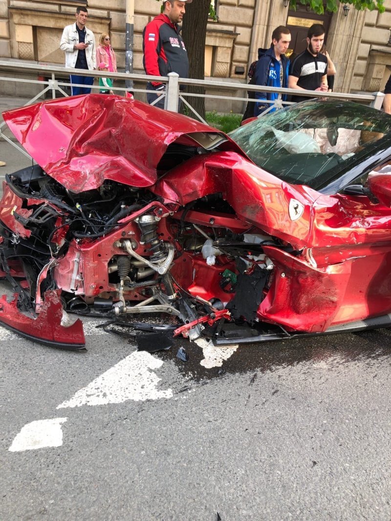 Водитель Volkswagen был таксистом и вез 32-летнюю пассажирку. Она отделалась легкими травмами.