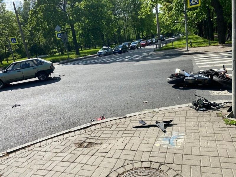 В Пушкине автомобиль и мотоцикл не поделили проезжую часть