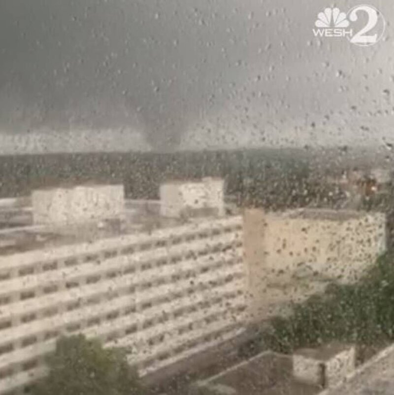 На американский город Орландо обрушился сильный торнадо