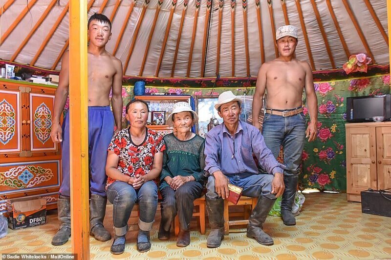 Сэди получила теплый прием в такой семье кочевников. На снимке слева направо: Сержинсурен, Ульзихутаг, бабушка Дариимаа, Тумурбаатар и Сенджиннамджил