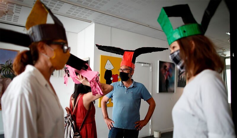 Парижская галерея выдает посетителям "крылатые" китайские шапки