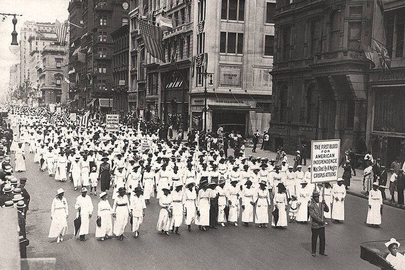 Немой парад в Нью-Йорке в знак протеста против жестокого обращения полиции с чернокожими людьми во время беспорядков в Сент-Луисе, 1917 год