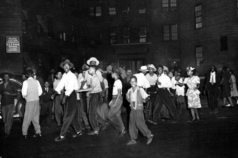 Группа чернокожих молодых людей перед началом акции протеста против расовой несправедливости в гарлемском районе Балтимора, штат Мэриленд, август 1943-го