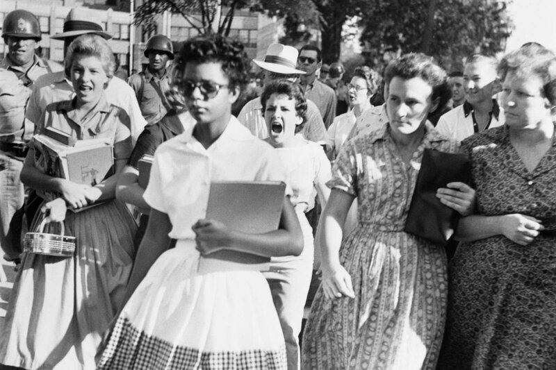 Чернокожая девушка Элизабет Экфорд идет в школу после принятия закона об отмене раздельного образования "белых" и "черных" граждан США, 1957 год
