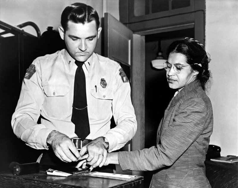 У активистки Розы Паркс снимают отпечатки пальцев после того, как она отказалась по требованию водителя уступить своё место белому пассажиру в секции автобуса "для цветных", Монтгомери, штат Алабама, 1956 год