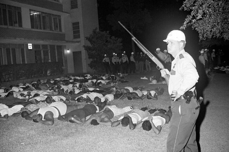 Офицер полиции и студенты Техасского Южного университета (исторически - "Черного колледжа"), арестованные во время гражданских беспорядков 20 мая 1967 года