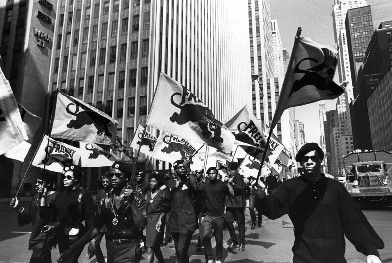 Участники леворадикальной организации темнокожих "Чёрные пантеры"маршируют в знак протеста против суда над соучредителем организации, Хьюи П. Ньютоном, в Окленде, 22 июля 1968 года