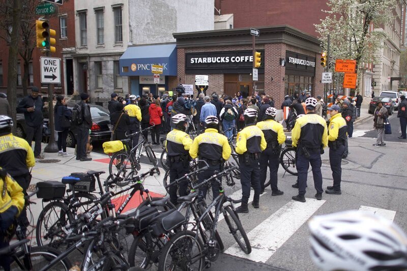 Протестующие у кофейни Starbucks в Филадельфии, 15 апреля 2018 года. Заведение не разрешило двум афроамериканцам, которые сидели в кофейне, воспользоваться туалетом. Сотрудники вызвали полицию. В итоге Starbucks принесли извинения