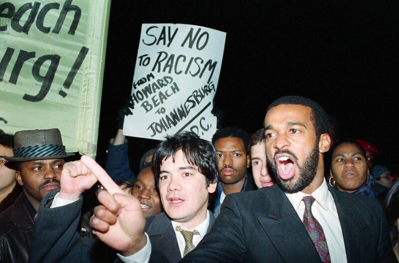 Демонстранты протестуют против результатов судебного процесса в Говард-Бич, в ходе которого четырех белых мужчин освободили от обвинений в убийстве Майкла Гриффита по расовым мотивам, декабрь 1987-го