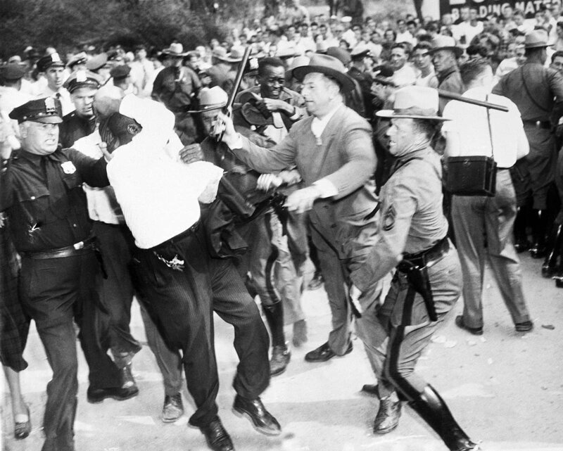 Полицейские избивают мужчину, выходящего с концерта Пола Робсона в гольф-клубе Old Hollow Brook, штат Нью-Йорк, 1949 год