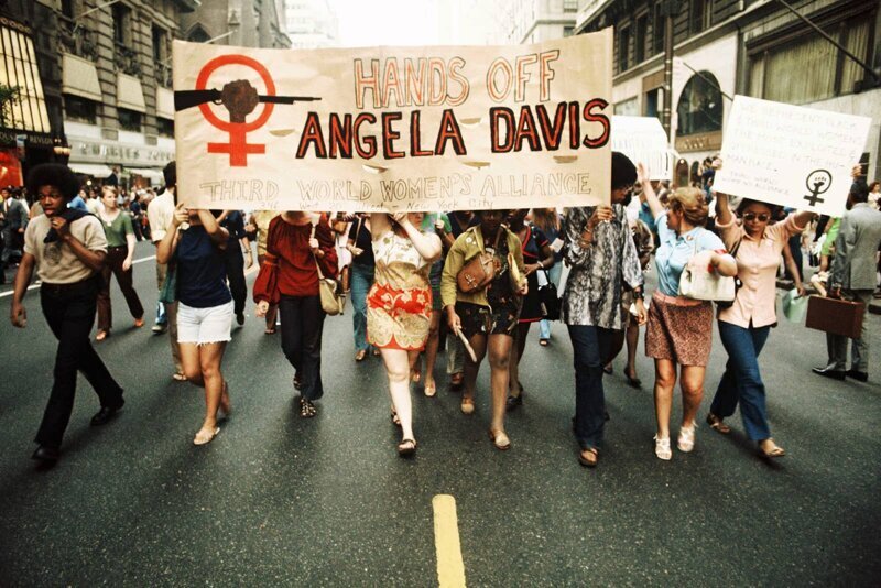 "Альянс женщин третьего мира" (The Third World Women's Alliance) марширует в поддержку Анджелы Дэвис, которую ФБР обвинило в заговоре с целью освобождения участников "Черных пантер", август 1970