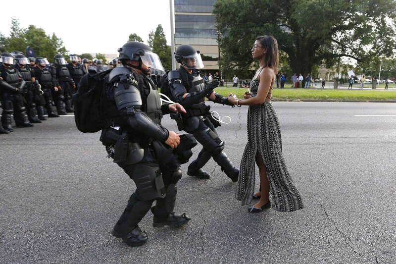 Девушка, протестующая против расстрела безоружного афроамериканца Элтона Стерлинга, Батон-Руж, штат Луизиана, 9 июля 2016 года