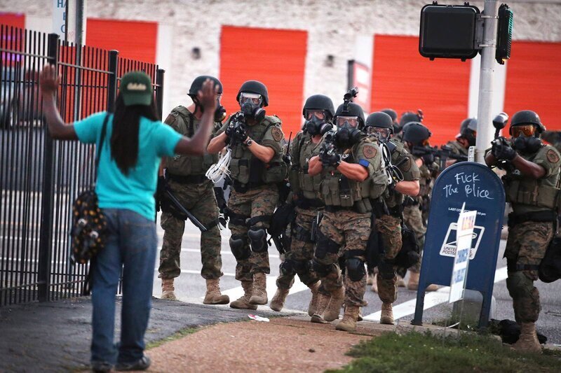 Полиция вытесняет протестующих из делового района в близлежащие кварталы Фергюсона, штат Миссури, август 2014