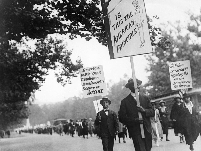 Более 3000 человек участвуют в акции протеста в Вашингтоне, призывая к прекращению линчевания в Америке, 1922 год