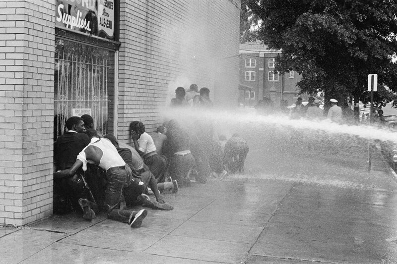 Пожарные подавляют протесты в Бирмингеме, штат Алабама, май 1963 года. Протестующие пытались привлечь внимание к проблеме интеграции афроамериканцев в Бирмингеме