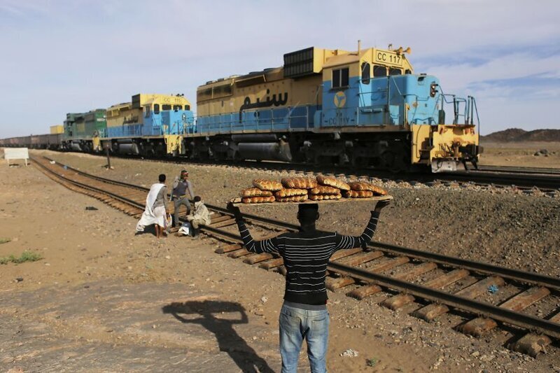 Торговцы выпечкой не отстают от пассажиров даже на полустанках в центре Сахары