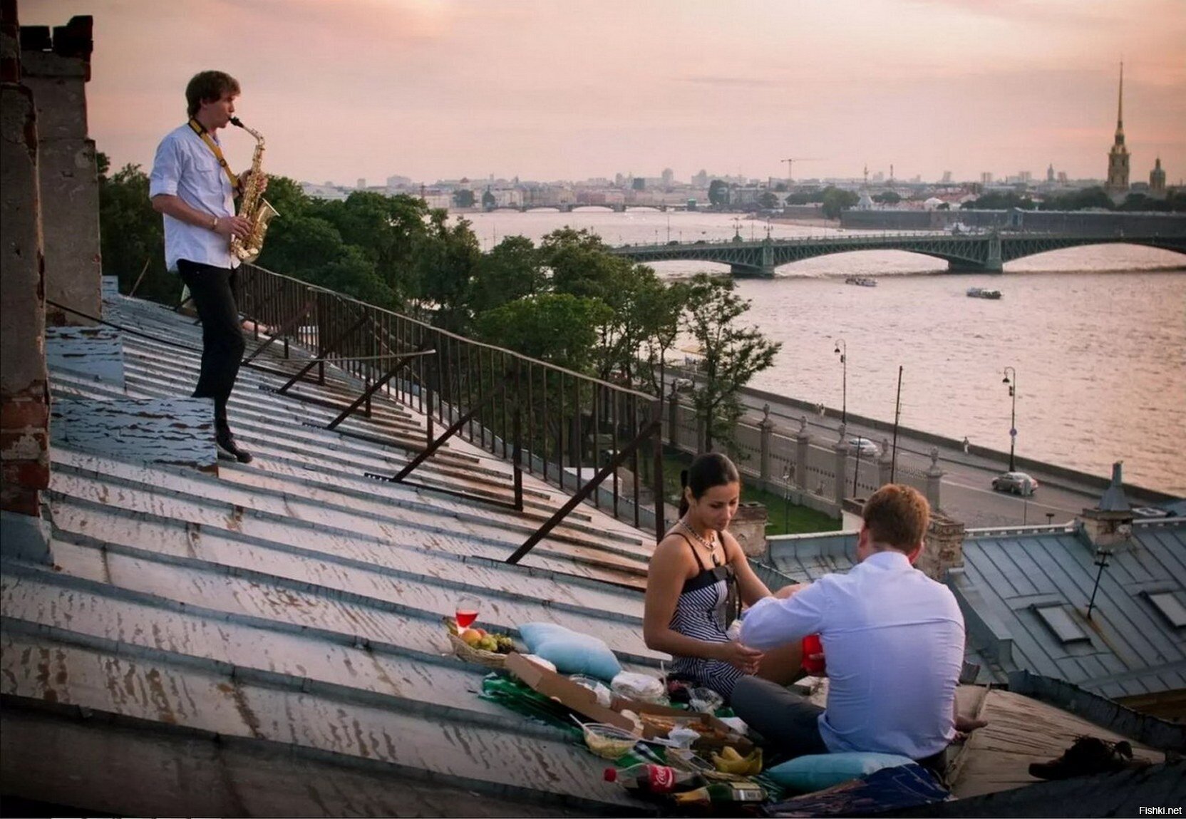 Можно просто посидеть. На крыше. Романтическая крыша. Романтические места города. Романтик на крыше.